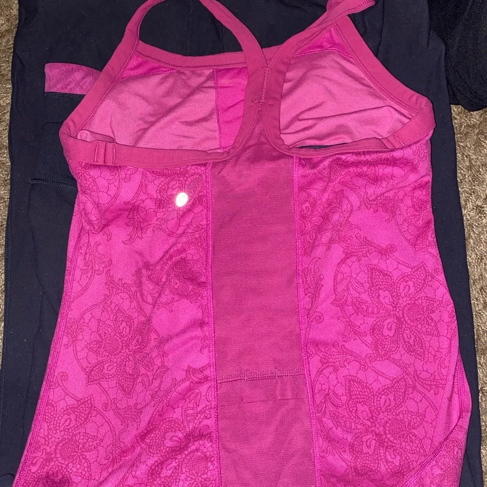 Lululemon top and leggings fits like a medium - Picture 4 of 4